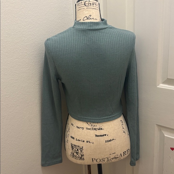 NWOT-Cutout Front Rib-knit Crop size L- 8/10 - Picture 6 of 8